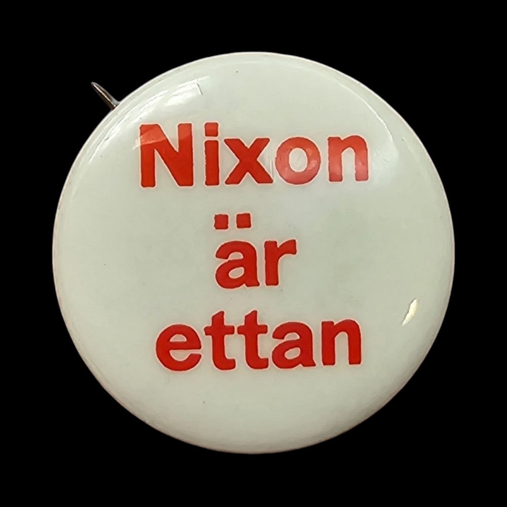 1968 Nixon Campaign Pinback Button Nixon ar ettan Swedish‎ LANGUAGE